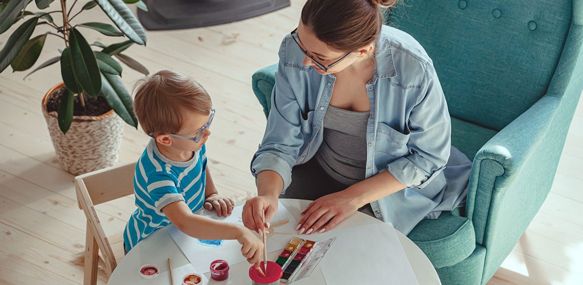 Vous embauchez une baby-sitter pour la première fois? Comment s’y prendre.