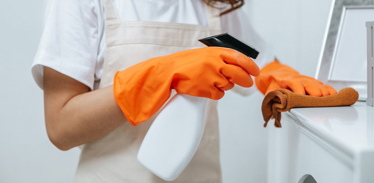 Quels types de surfaces sont les plus difficiles à nettoyer dans une maison?